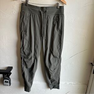 Athleta Trekkie North Joggers Women’s Size 6 Utility Hiking Athleisure Pants